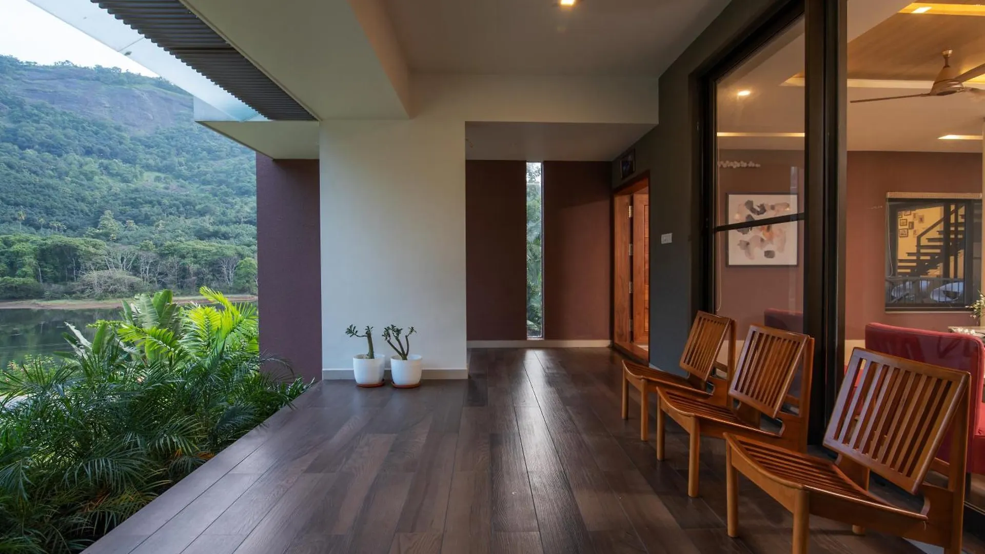 Premium 5 Bedroom Full Pool Villa By Lake Close To Vagamon Muttam  India