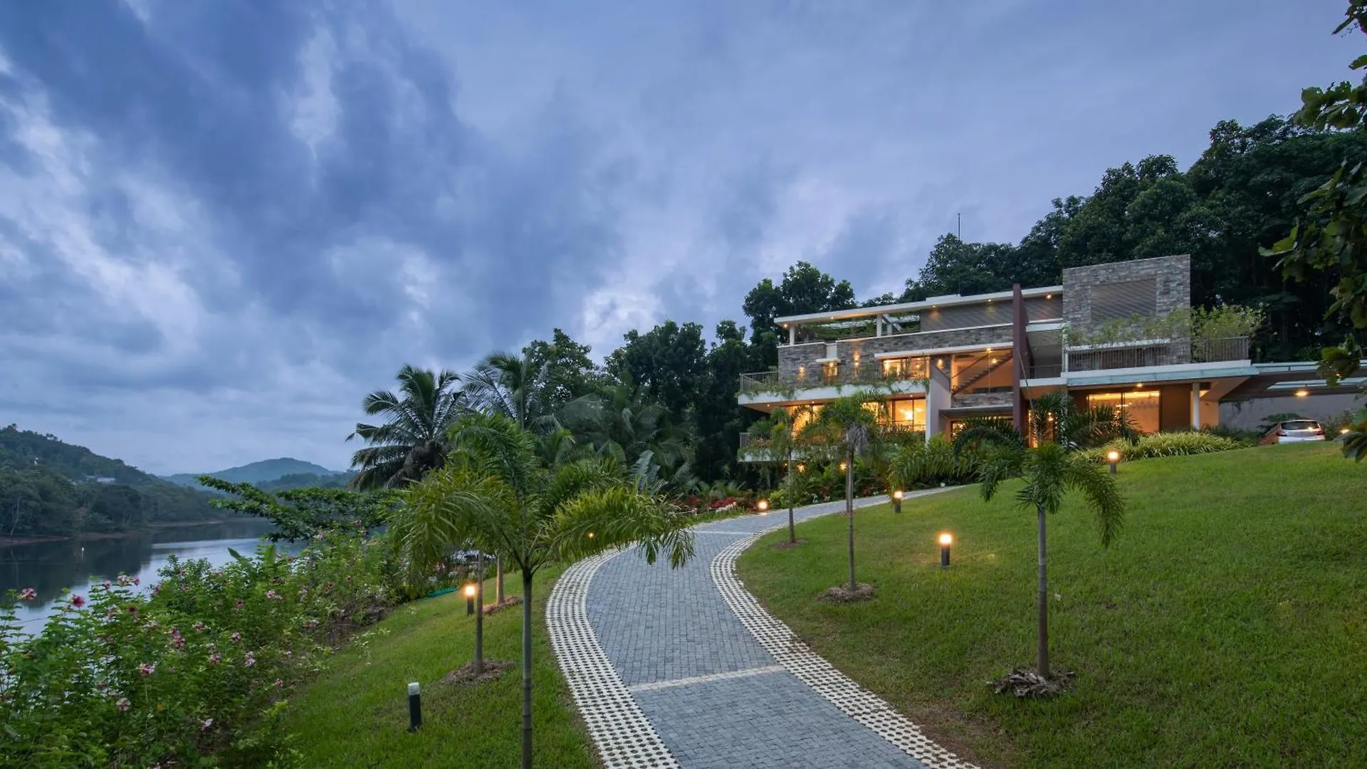 Premium 5 Bedroom Full Pool Villa By Lake Close To Vagamon Muttam
